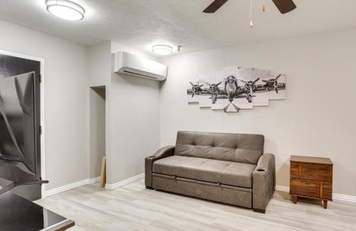 Oakland City Apartment | Half-Mi to Oakland City Golf Club Sleek Apartment