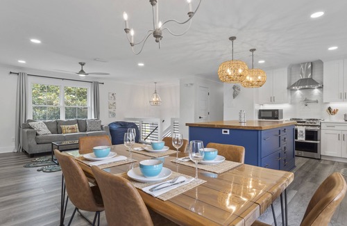 Ocean Springs House | Half Mile to East Beach/Golf Cart District/POOL/Spacious Home/Fast Wi-Fi