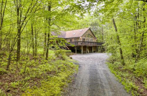Great Barrington House | Half Moon by AvantStay 4BR Cabin w Large Deck Yard w Patio Outdoor Dining