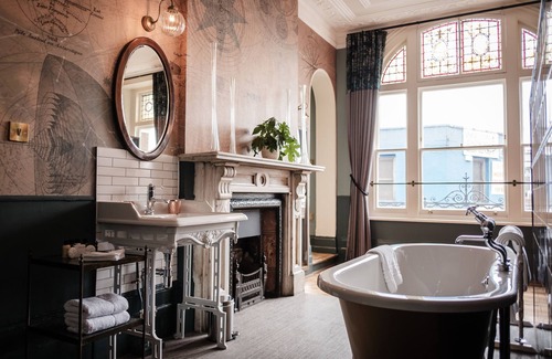 Herne Hill Hotel | Half Moon