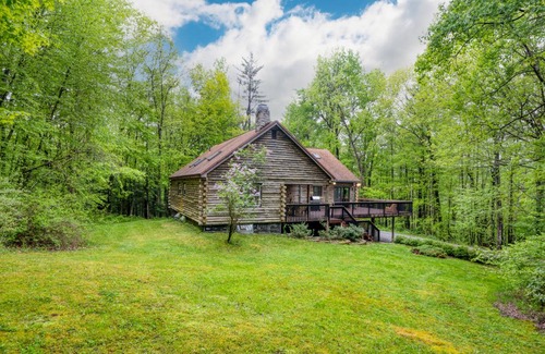 Great Barrington House | Half Moon by AvantStay 4BR Cabin w/ Large Deck & Yard w/ Patio & Outdoor Dining