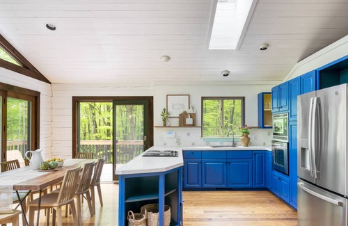 Great Barrington House | Half Moon by AvantStay 4BR Cabin w/ Large Deck & Yard w/ Patio & Outdoor Dining