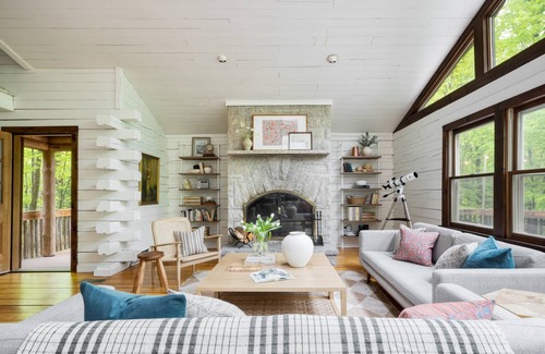 Great Barrington House | Half Moon by AvantStay 4BR Cabin w/ Large Deck & Yard w/ Patio & Outdoor Dining