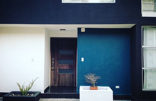 Pomasqui House | Half of the world - Black House - Black House