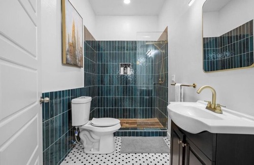 East Allegheny House | Half Off on Selected Days Huge Pittsburgh Home Luxe Bed/Bath and Baths Sleeps 14