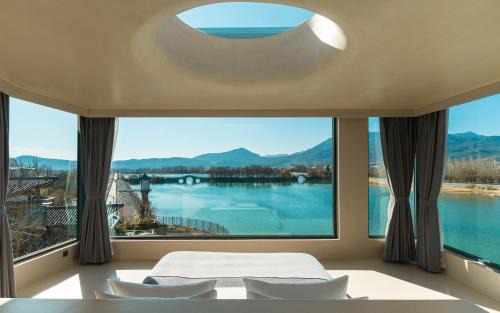 Gucheng District Hotel | half pond white house
