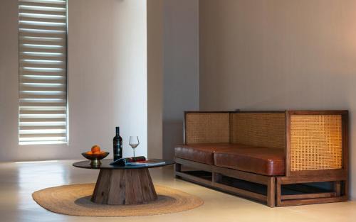 Gucheng District Hotel | half pond white house