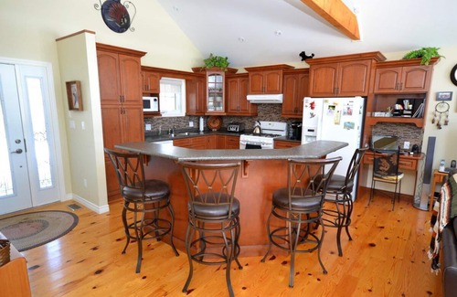 Haliburton Cottage | Halfmoon Paradise Cottage - Lakefront Luxury Cottage