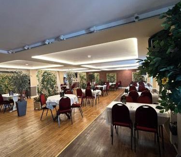 Chilthorne Domer Hotel | Halfway House Inn Country Lodge