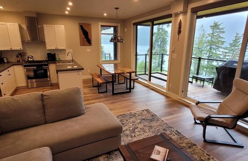 Port Renfrew Apartment | Halibut Hideaway - New Oceanfront cottage