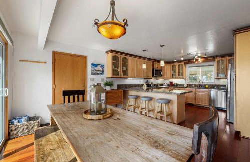 Tahoe Village House | Hall Court Manor - Hot tub Pet Friendly Pool Table
