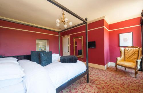 Boughton Villa | Hall Farmhouse. dog friendly, large outdoor pool, BBQ and fire pit