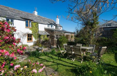 Saint Gennys Bed & Breakfast | Hallagather Farmhouse