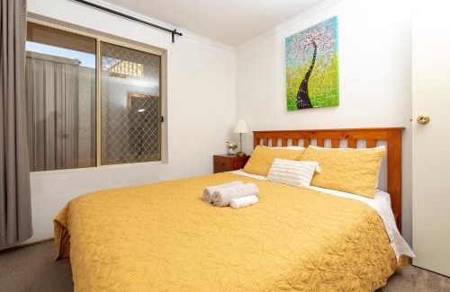 Hallett Cove House | Hallett Cove House 6Bed 3Bath Full Kitchen Fast Wifi 5TV Netflix Espresso-Perfect for large families