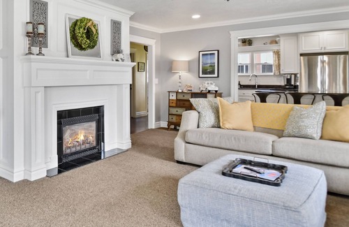 Heber House | Hallmark Colonial! Charm and Quality throughout, Hot Tub, Decks, Sleeps 18
