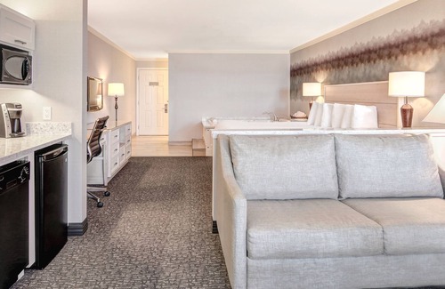 Newport Hotel | Hallmark Resort - Newport