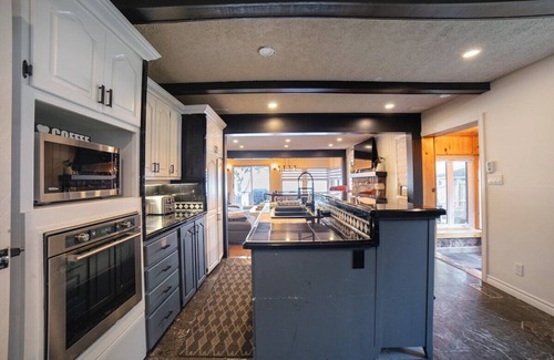 Algonquin Highlands House | Halls Lake Resort Luxury Cottage