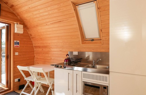 Berkeley Cottage | HALMORE POD, romantic, with hot tub in Berkeley