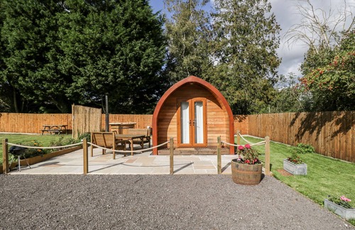 Berkeley Cottage | HALMORE POD, romantic, with hot tub in Berkeley