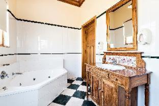 Te Aro Hotel | Halswell Lodge