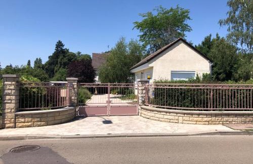 Saint-Julien-du-Sault Apartment | Halte Saltusienne