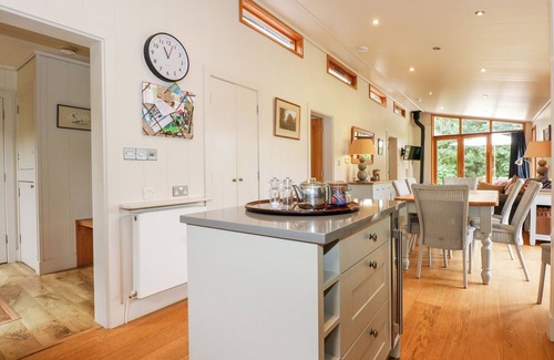 Barnsdale Cottage | HAMBLETON, pet friendly, with open fire in Exton, Rutland