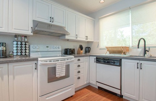 Frontenac Cottage | Hambly House - Luxury Waterfront Cottage w/Sand Beach & Hot Tub!