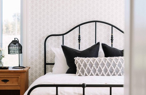 Greater Napanee House | Hambly House - Modern Farmhouse near PEC