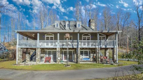 Mars Hill House | Hamersmith Hollow Retreat Estate by AvantStay Great Views