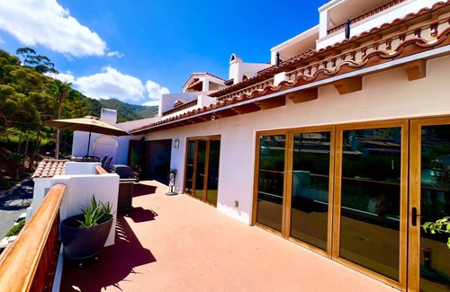 Avalon Condo | Hamilton Cove 2-bedroom condo with golf car & A/C in pleasant Catalina Island