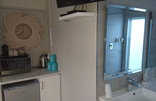 Parklands House | Hamilton Garden Suite 1, close to Blouberg Beach