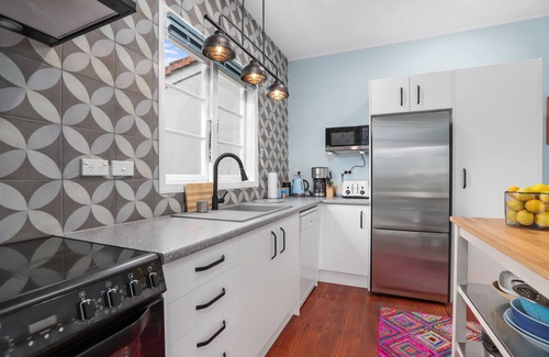 Hamilton North House | Hamilton house - private, central & sunny!
