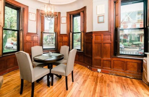 Manchester Apartment | Hamilton Poet's Library Near Stadiums