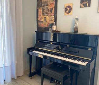 Porlezza Apartment | Hammer House