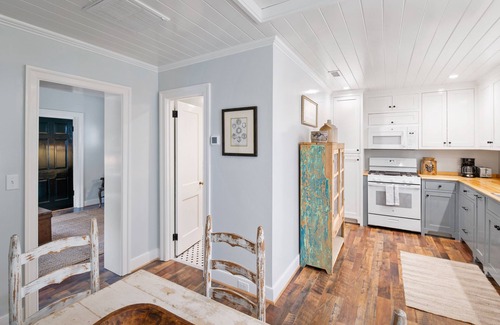 Batesville Cottage | Hampshire Cottage in Ivy| 30+ Days Near Cville | Pet Friendly