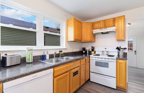 Buckroe Beach Apartment | Hampton 2BR ᠅ Cozy & Pet-Friendly ᠅ Long Stays