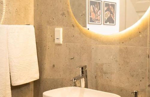 Windermere Apartment | Hampton Collection - Contemporary 3 Sleeper Apartment with Pool