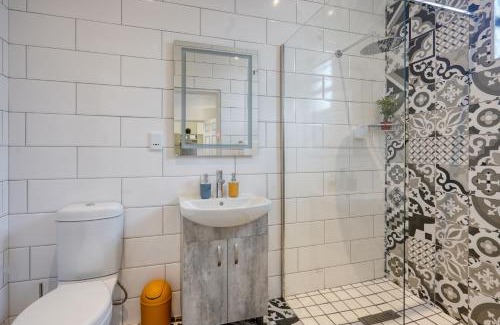 Windermere Apartment | Hampton Collection - Stylish 3 Sleeper Apartment with Pool