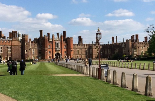 West Molesey Apartment | Hampton Court Palace - Penthouse with River views ( 38 mins from Central London)
