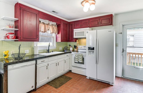 Fox Hill - Grandview House | Hampton Getaway w/Hot Tub + Deck, 2 Mi to Beach!