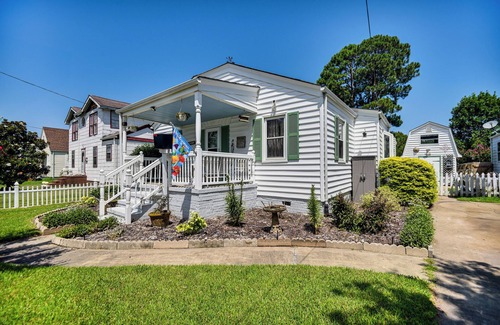 Fox Hill - Grandview House | Hampton Getaway w/Hot Tub + Deck, 2 Mi to Beach!
