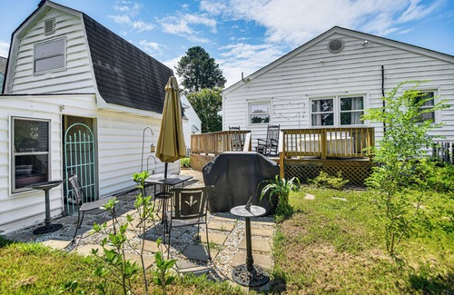 Fox Hill - Grandview House | Hampton Getaway w/Hot Tub + Deck, 2 Mi to Beach!