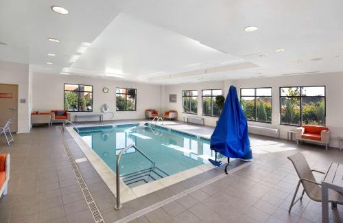 Homeacre-Lyndora Hotel | Hampton Inn Butler