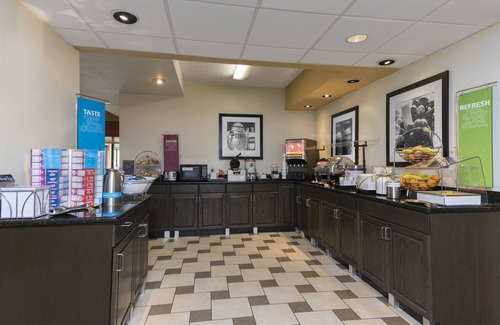 Colgate Hotel | Hampton Inn by Hilton Milwaukee Northwest