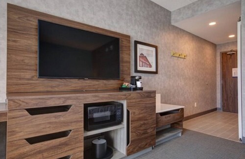 Township of Woolwich Hotel | Hampton Inn & Suites by Hilton Waterloo St. Jacobs
