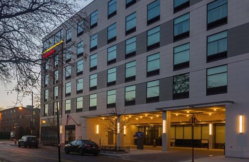 Rogers Park Hotel | Hampton Inn Chicago North-Loyola Station, Il