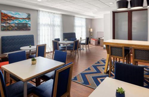 Fairmont Hotel | Hampton Inn Fairmont