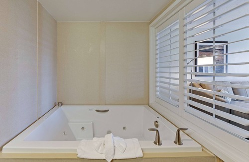 Myrtle Beach Hotel | Hampton Inn Myrtle Beach Broadway at the Beach