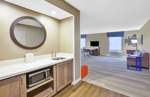Oakwood Village Hotel | Hampton Inn & Suites Oakwood Village-Cleveland