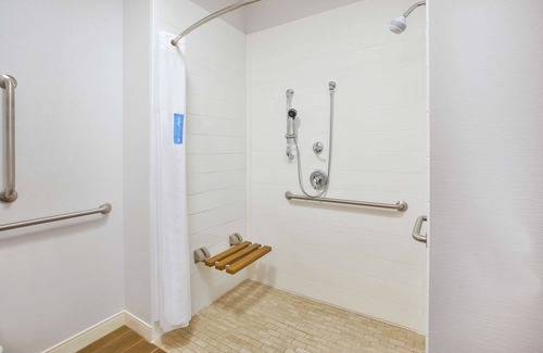 Oakwood Village Hotel | Hampton Inn & Suites Oakwood Village-Cleveland
